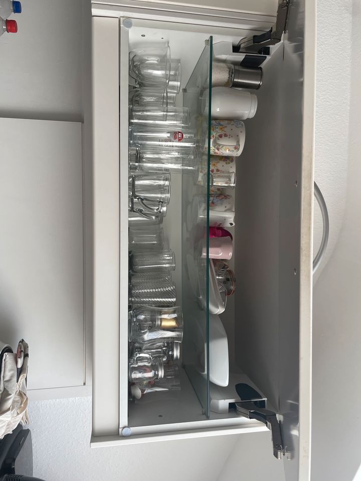 Küchen Schränke mit Elektrogeräten in Köln