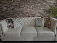 2 elegantes, altmodisches und gemütliche weiße Couch/Sofa Frankfurt am Main - Bornheim Vorschau