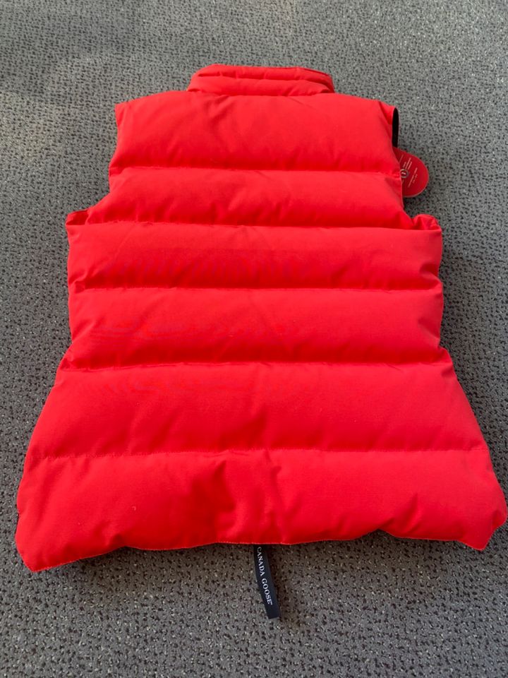 Neu mit Etikett Canada Goose Damen Weste rot Gr. XS 34 in Wedemark