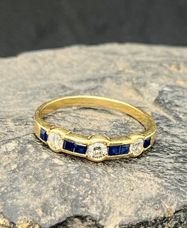 Wunderschöner Ring mit 3 Diamanten & 6 Saphire / 750 Gelbgold 18K in Friedberg (Hessen)