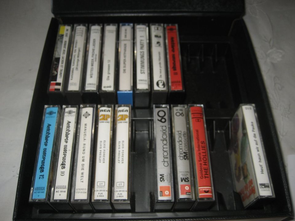 MC Kassettenkoffer für 24 Kassetten mit 17 Musikkassetten Vintage in Birkenheide