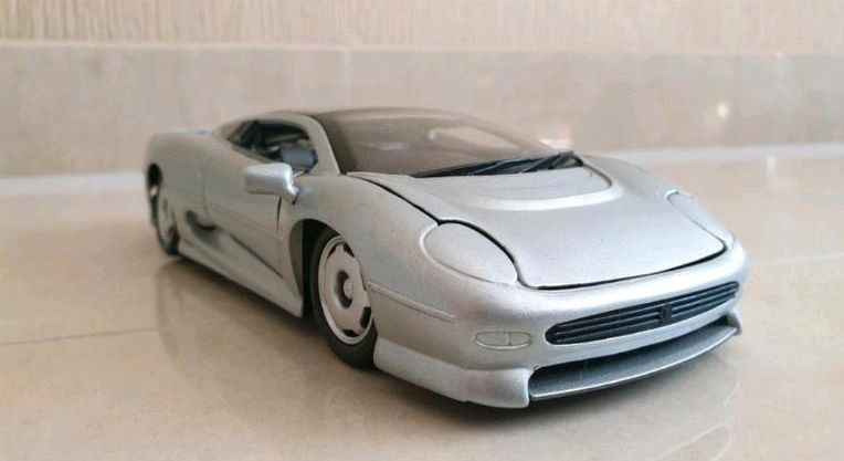 Modellauto Jaguar XJ220 1:24 in Solingen