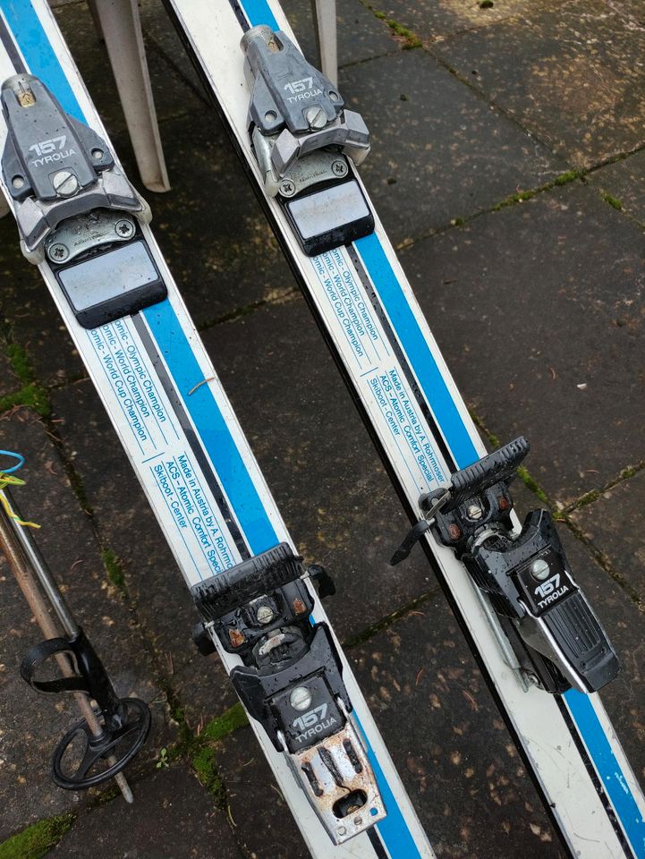Ski Atomic CL mit 4 Stöcken in Bremen
