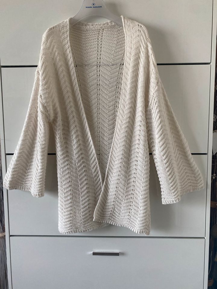 Weiße lange Strickjacke mit weiten Ärmeln Größe M / 38 Neu in Seth Holstein