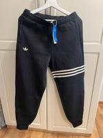 Neu Adidas Hose Jogginghose schwarz original S 36 Sachsen - Groitzsch Vorschau