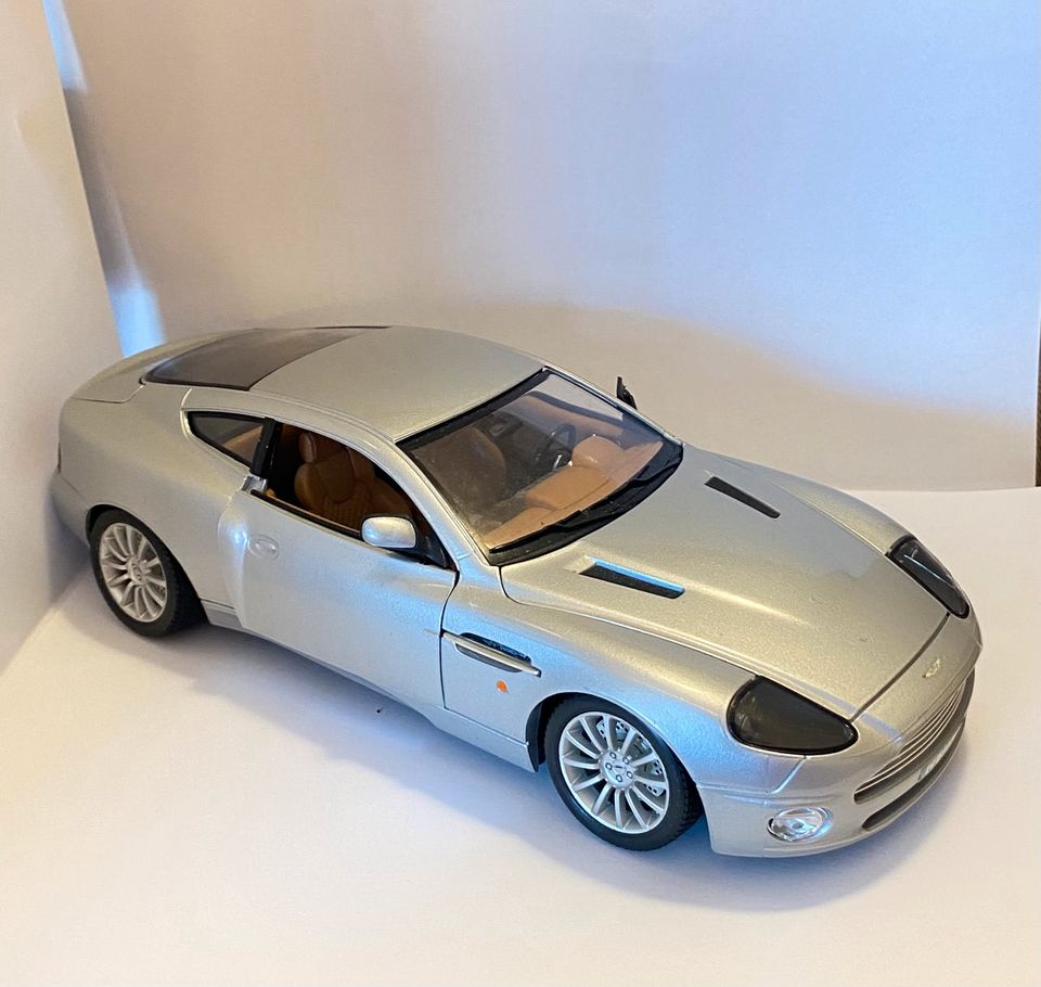 Bburago Modellauto Aston Martin Vanquish 1:18 in Rodgau