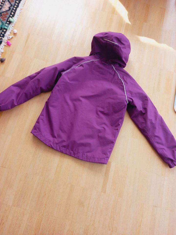 Jack wolfskin mädchen regenjacke gefüttert 140 super Zustand in Frankenthal (Pfalz)