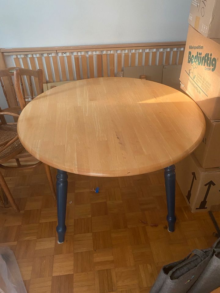 Ectholz Tisch mit 4 Stühlen in Altenstadt