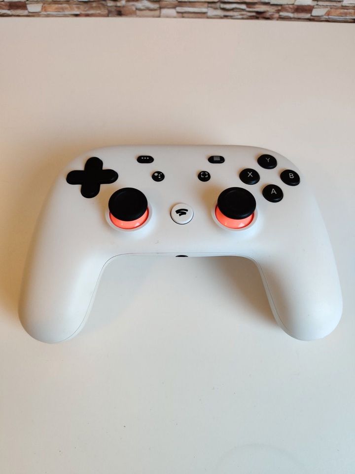 weißer Stadia Controller in Faßberg