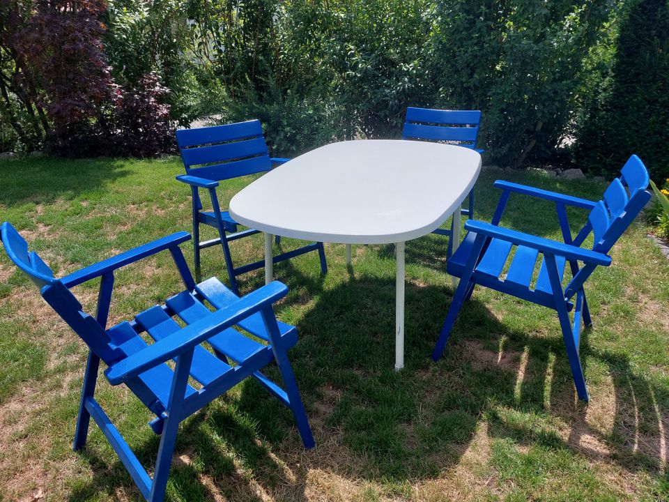 Gartenmöbel Set Tisch und 4 Stühle aus Holz und Auflagen in Babensham