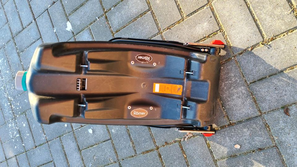 Schwarze Britax Römer Baby-Safe plus SHR II mit Isofix-Base in Danndorf