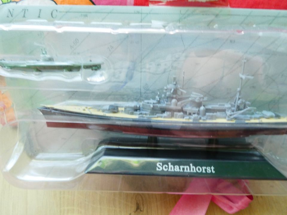 Kriegsschiff Model Schlachtschiff Scharnhorst /U Boot Klasse VII in Rellingen