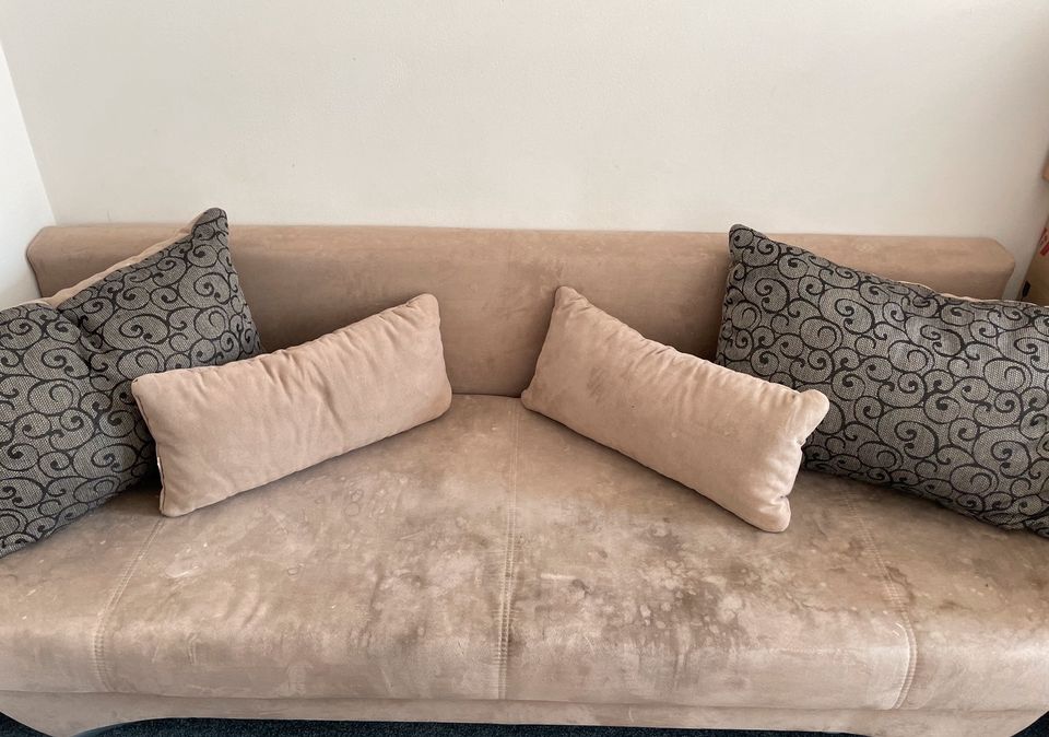 Sofa / Schlafsofa / Couch mit Bettkasten 1,20 x 1,90 und Kissen in Hameln