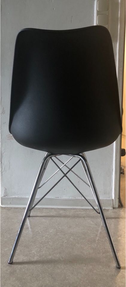 Sehr gut erhaltene Esszimmer Stühle schwarz Chrom 5 Stück in Obertshausen