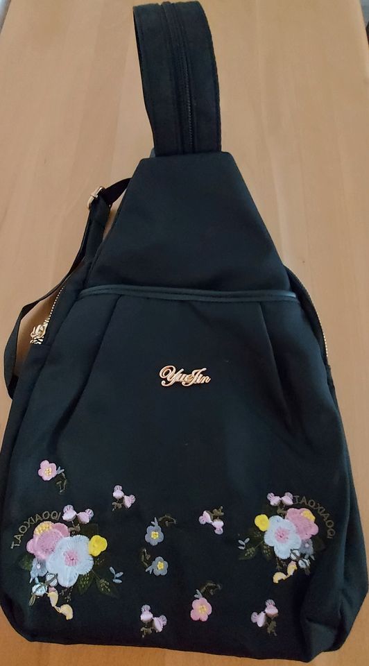 Damenrucksack mit Blumen in Berlin