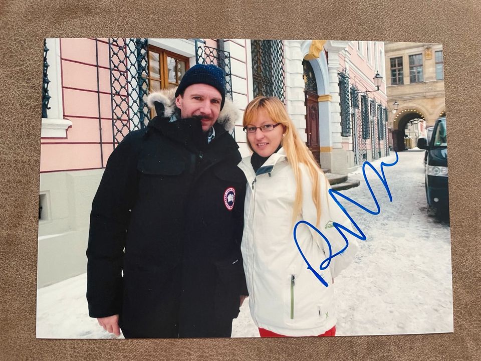 Autogramm Ralph Fiennes in Person Foto A4 HARRY POTTER SCHINDLERS in Berlin