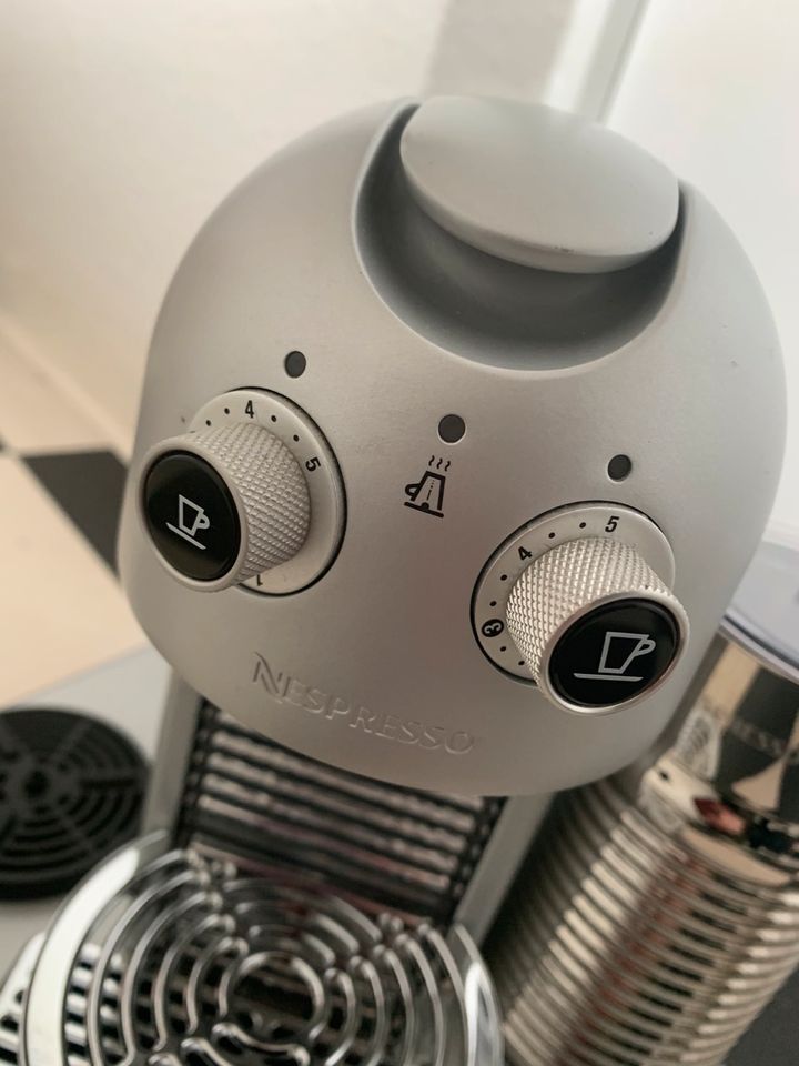 NESPRESSO DE‘LONGHI KAFFEEMASCHINE MIT MILCHAUFSCHÄUMER in Haan