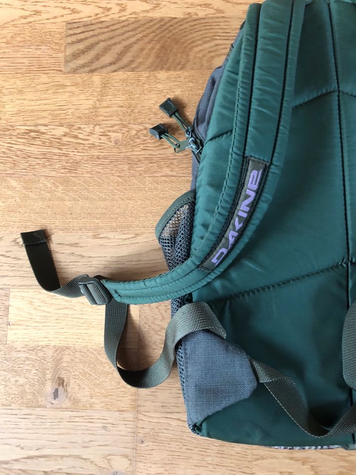 Dakine Rucksack grün Blätter/ Fleur florales Muster unisex in München