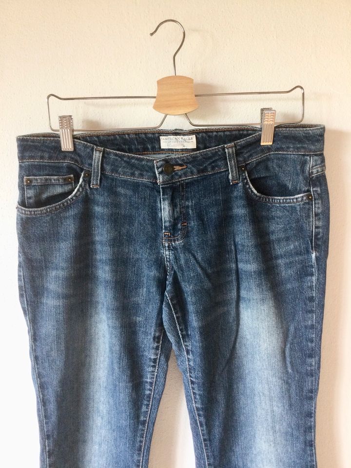 American Eagle Outfitters Jeans Design Denim blau Bootcut Hose 10 in Ustersbach