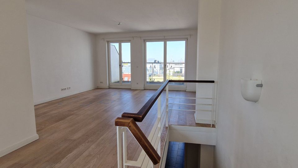 Sonnige, helle DG-MAISONETTE Wohnung mit zwei Terrassen, Einbauküche und Lift in Berlin