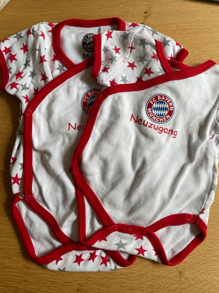 Baby Body FC Bayern München Mütze Lätzchen 56/62 in Mainz
