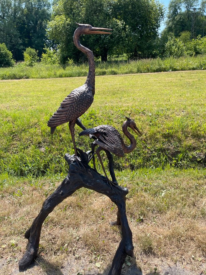 Kranich Duo auf Baumstamm aus Bronze lebensgroß Gartenfigur in Dortmund