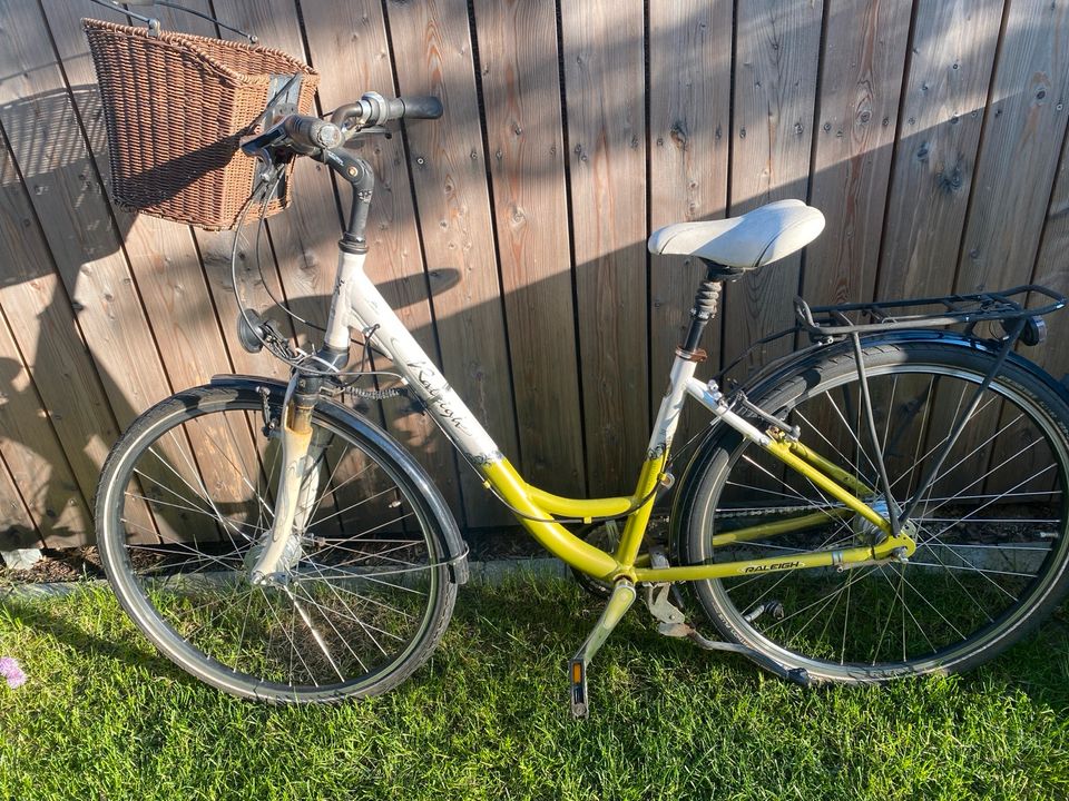 Damenfahrrad mit Korb in München