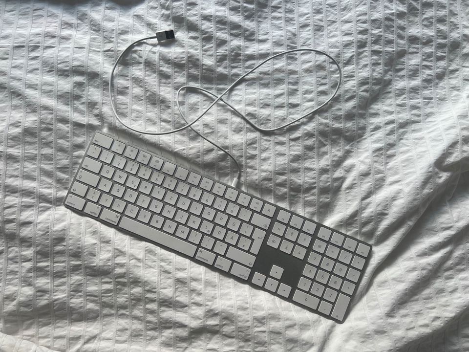 Apple Magic Keyboard mit Ziffernblock Qwertz Deutsch Tastatur in Düsseldorf