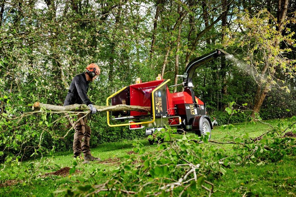 TP 165 MOBILE Holzhäcksler /Holzhacker mit Benzinmotor-Lagergerät in Schmallenberg