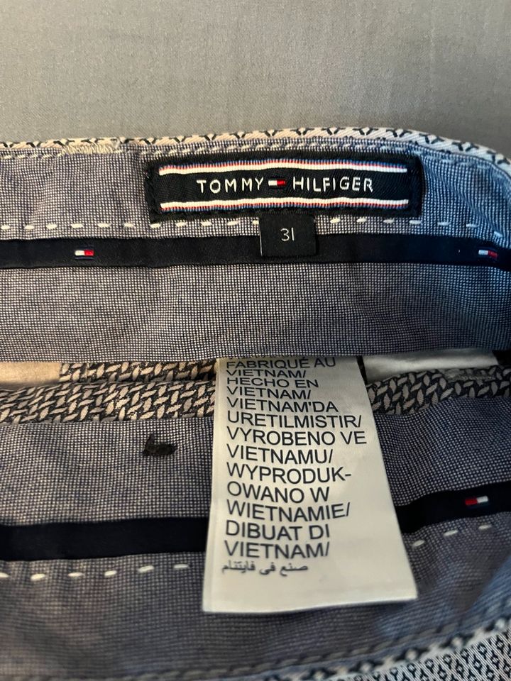 Kurze Tommy Hilfiger Herrenhose / Shorts Gr. 31 in Berlin