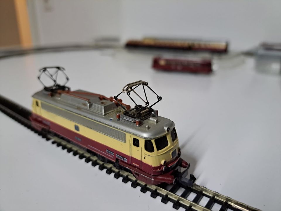 Trix Mini Eisenbahn 2 Loks Wagons schienen und bediehnteil in Taufkirchen