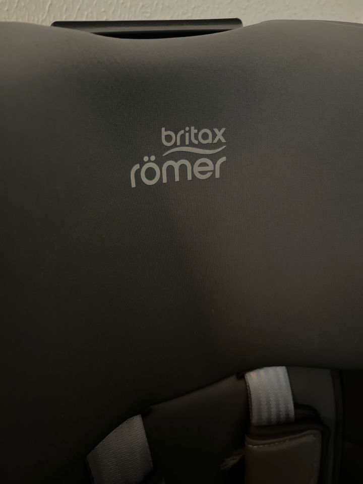 Britax Römer Kindersitz Babyschale bis 4 J. in Anthrazit Isofix in Hamburg