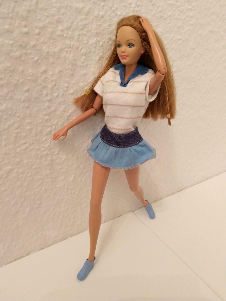 Barbie Anziesachen Klamotten Kleider 15 Pro Kleidung in Berlin