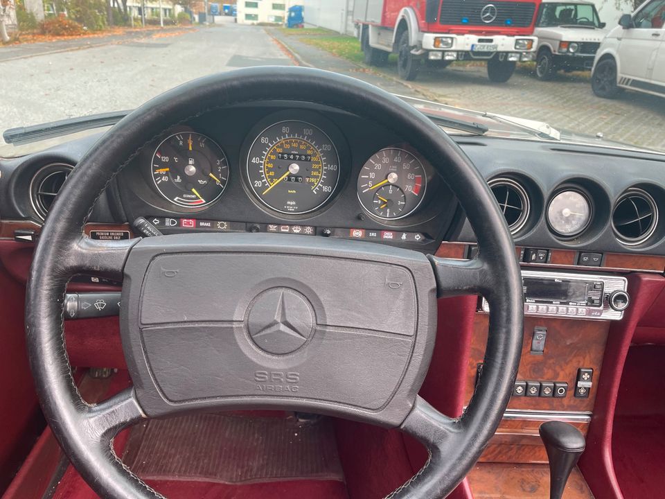 Mercedes Benz 560 SL rauchsilbermet,Leder+ Verdeck burgundy, in Zwickau