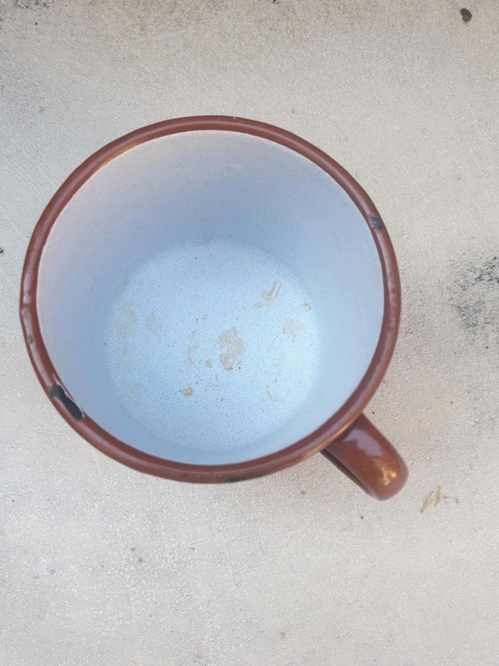 Töpfchen Tasse mit Henkel Emaille alt braun in Berlin