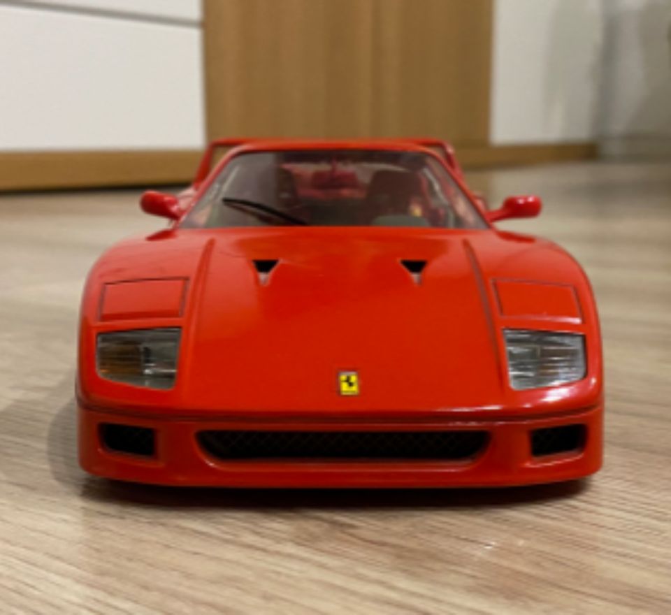 Ferrari F40 (1987) - Maßstab 1:18 - Bburago in Konstanz