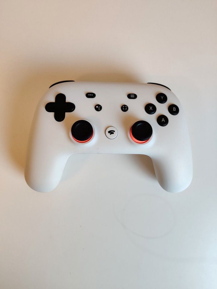 weißer Stadia Controller in Faßberg