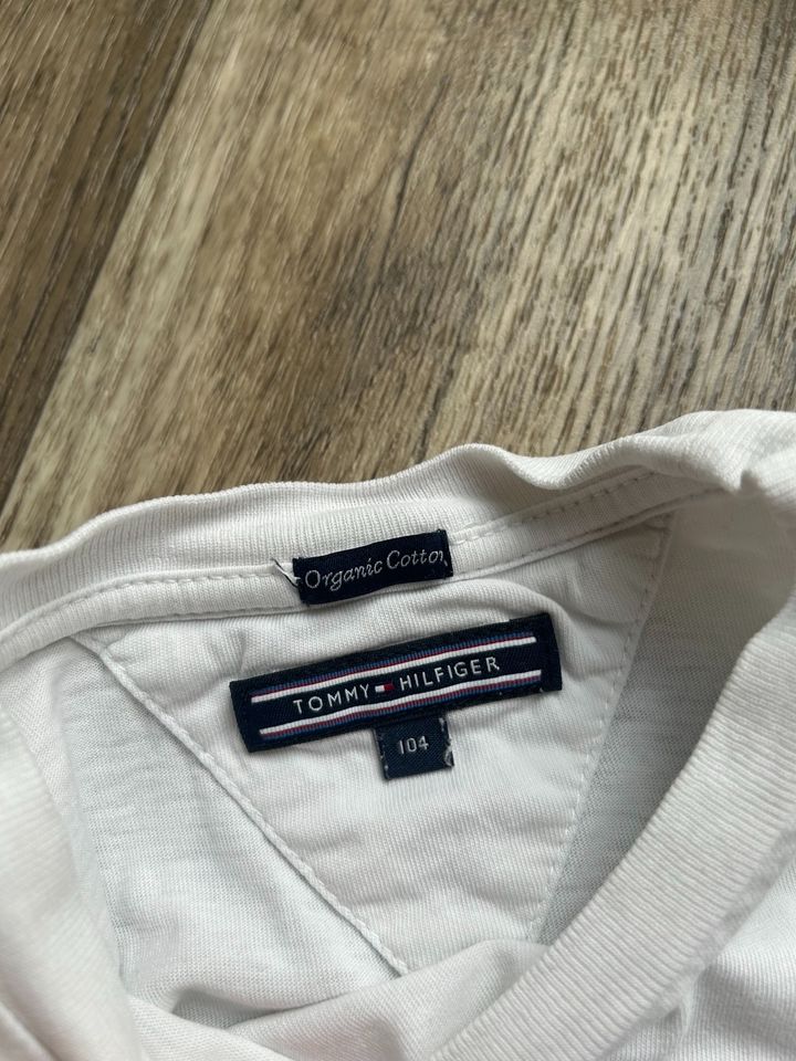 * schönes T-Shirt von Tommy Hilfiger Gr. 104 * in Berlin