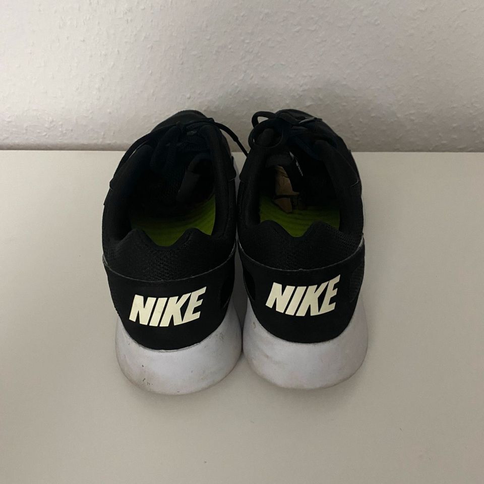 Nike Roshe Run US10 EUR 44 Black White Sport Training Schuhe in Hamburg