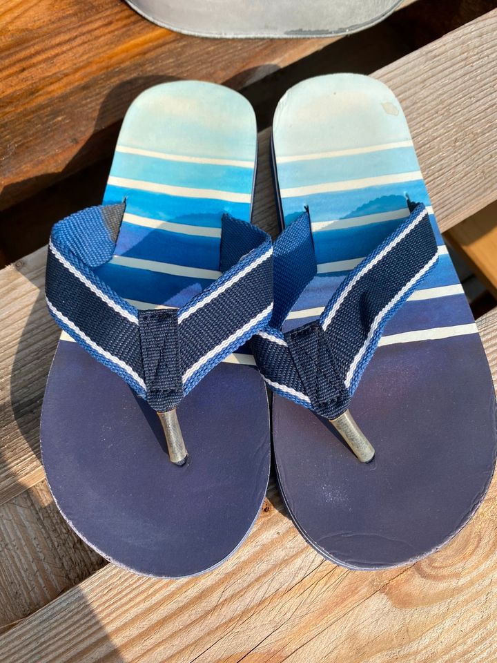 Blau gestreifte Flip-Flops (Gr. 32) in Burgdorf