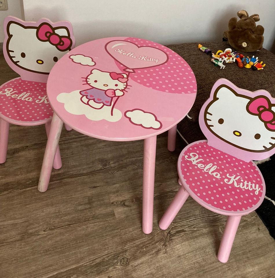 Hello Kitty Tisch mit 2 Stühlen in Gummersbach