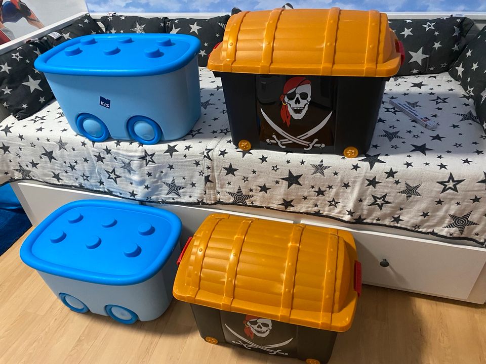 4 Spielzeugkisten von KIS Piratenkisten mit Räder und blaue in Brandenburg an der Havel