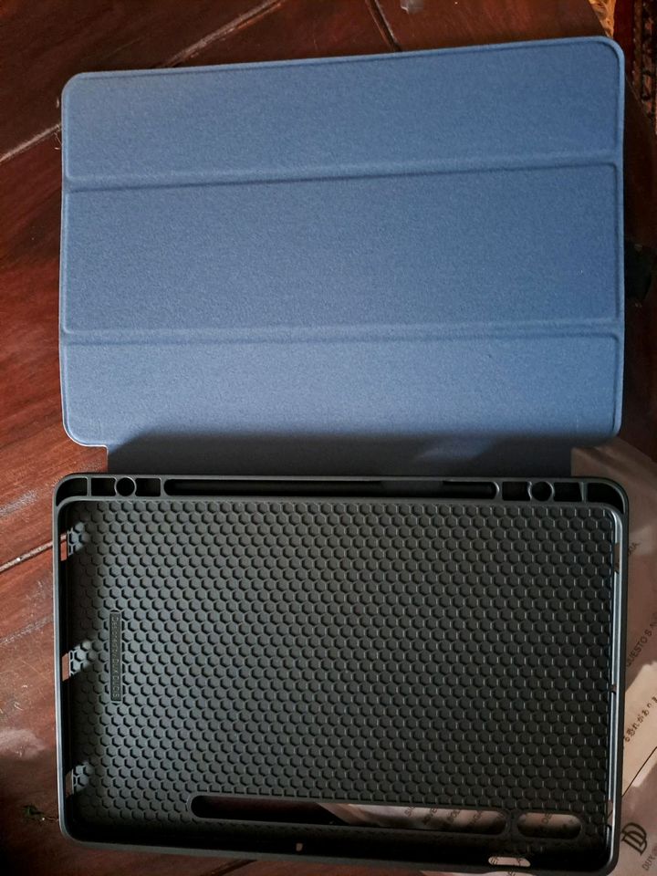 Eine Hülle + Panzerglas iPad 7-9 in Wiesbaden