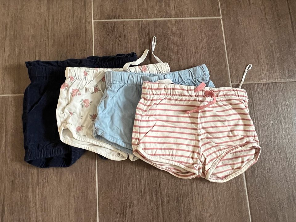 Set, 4 kurze Hosen/Shorts, H&M. Gr. 80, gestreift, Blume in Lachendorf