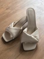 Bershka Gesteppte Absatzsandalen in rohweiß gr.40 Baden-Württemberg - Hockenheim Vorschau
