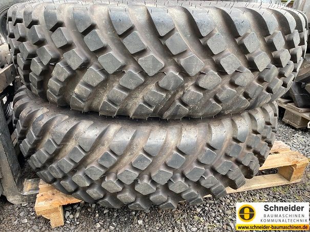 Satz Kommunalreifen 260/70R18 ; 320/85R28 Reifen Kubota L2-Serie in Bad Breisig 