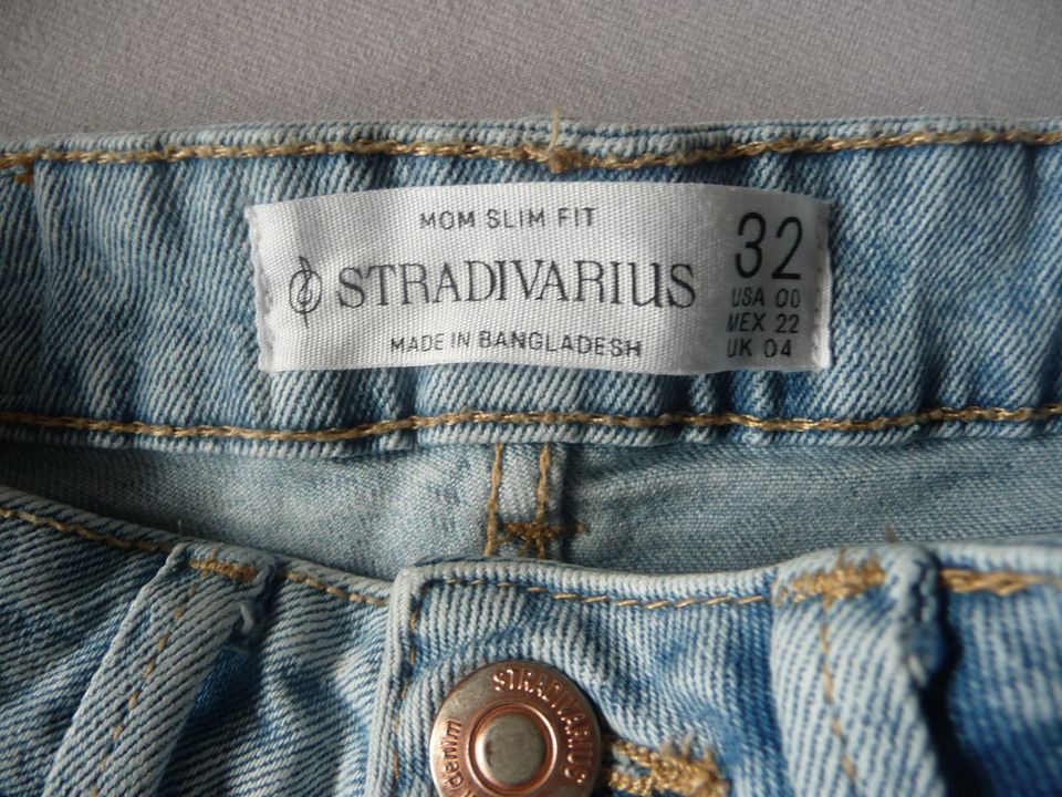 Stradivarius Damen Jeans Shorts Gr. 32 + 2 x Top Gr. XS in Halsbach
