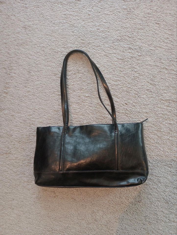 Schöne schwarze Kunstlederhandtasche, Damen, Tasche, Handtasche in Berlin