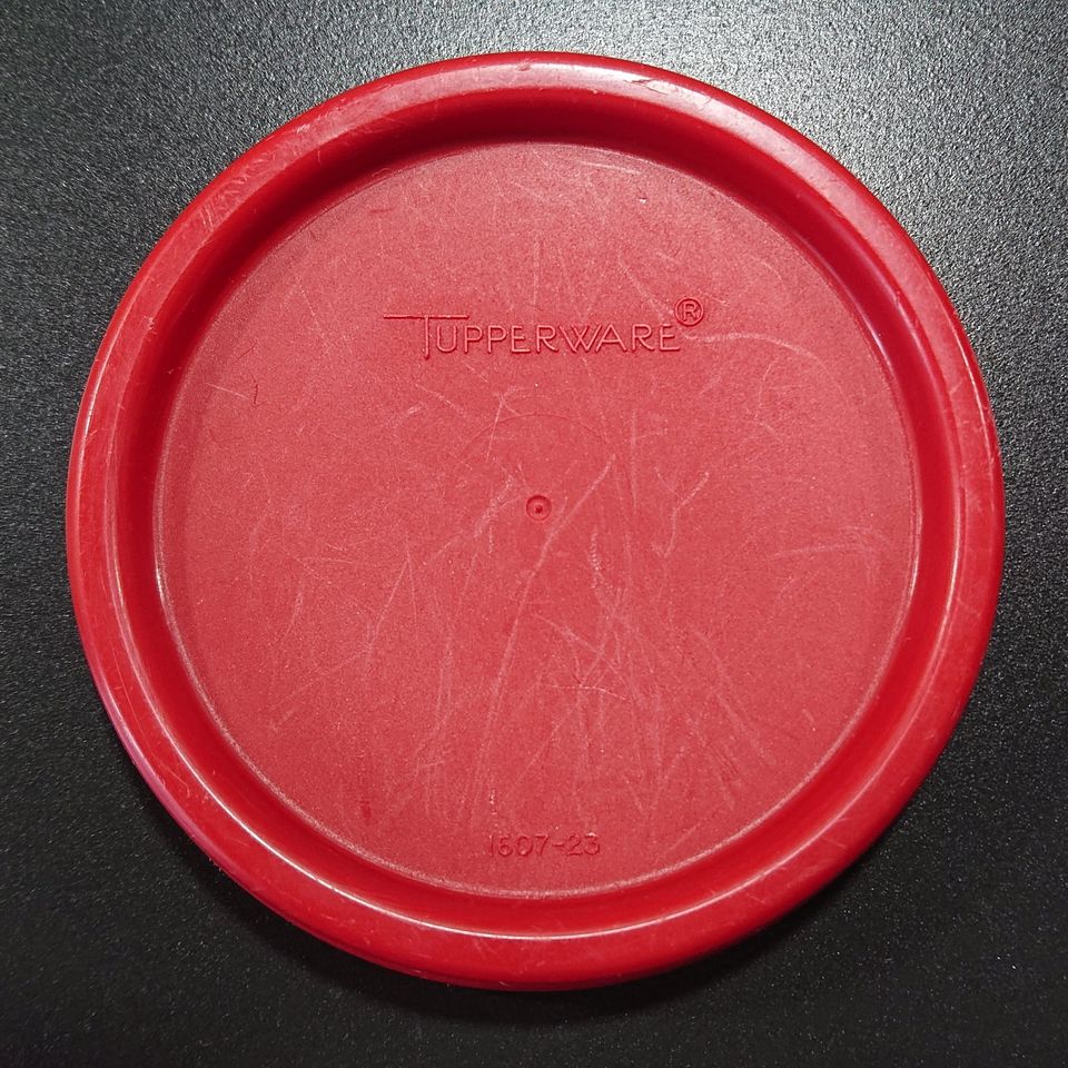 Aufbewahrungs-Dose mit rotem Deckel “Eidgenosse“ von Tupperware in Mörfelden-Walldorf