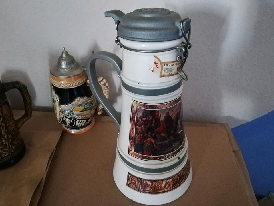 Verschiedene Bierkrüge mit Zinndeckel in Volkmarsen